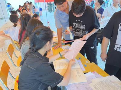 經(jīng)貿(mào)與信息工程系高效有序開(kāi)展2023年迎新工作，注入專業(yè)活力與經(jīng)貿(mào)咨詢新服務(wù)